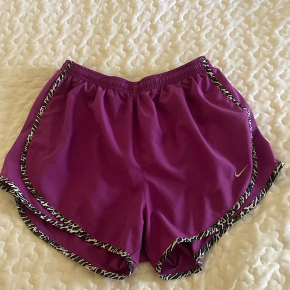 Woman’s Nike shorts medium - Picture 1 of 3